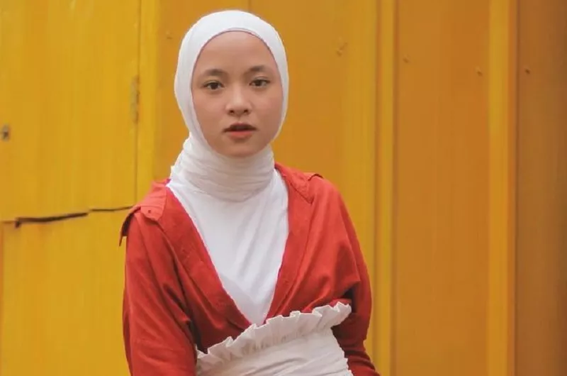 Iima Gaya Nissa Sabyan Pakai Sneakers