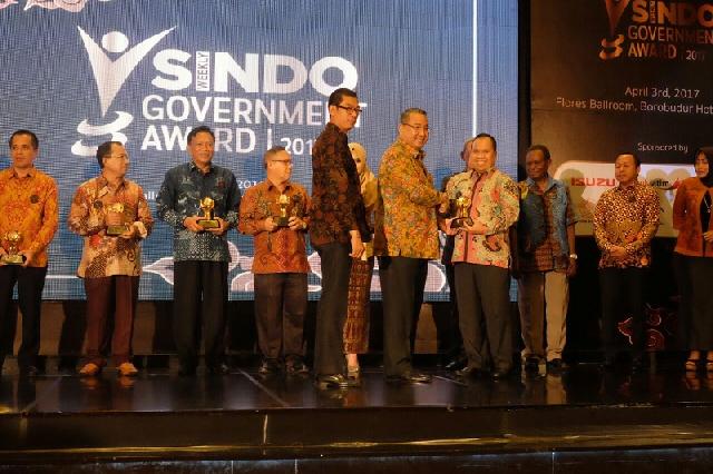 Bupati Meranti Terima Sindo Weekly Goverment Award 2017
