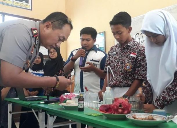 Mantap ! Ciptakan Alat Pendeteksi Narkoba, Dua Siswa SMK Ini Ditawari Jadi Polisi
