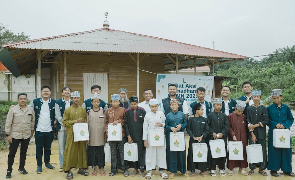BUMN Muda PTPN IV Regional III Gelar Gotong Royong dan Berbagi Kebahagiaan di Pesantren Roudhatul Ulum