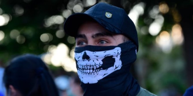 Pakar Kesehatan: Memakai 'Buff' Lebih Berbahaya Daripada Tak Pakai Masker