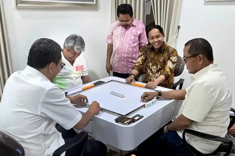 Fotonya Viral saat Main Domino dengan Tersangka Kasus Pembalakan Liar, Ini Penjelasan Menteri Raja Juli