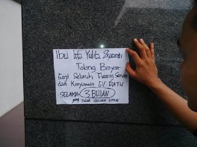 Tiga Bulan Belum Gajian, CS Kantor Gubri Tempel Kertas Tuntutan Kepada Ida Yulita Susanti