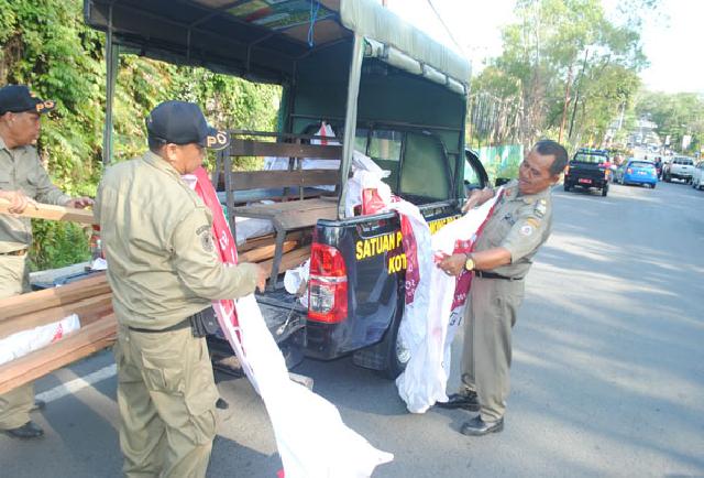 Menjamur Tidak Sesuai Aturan, Satpol PP Mulai Copot Puluhan Baliho