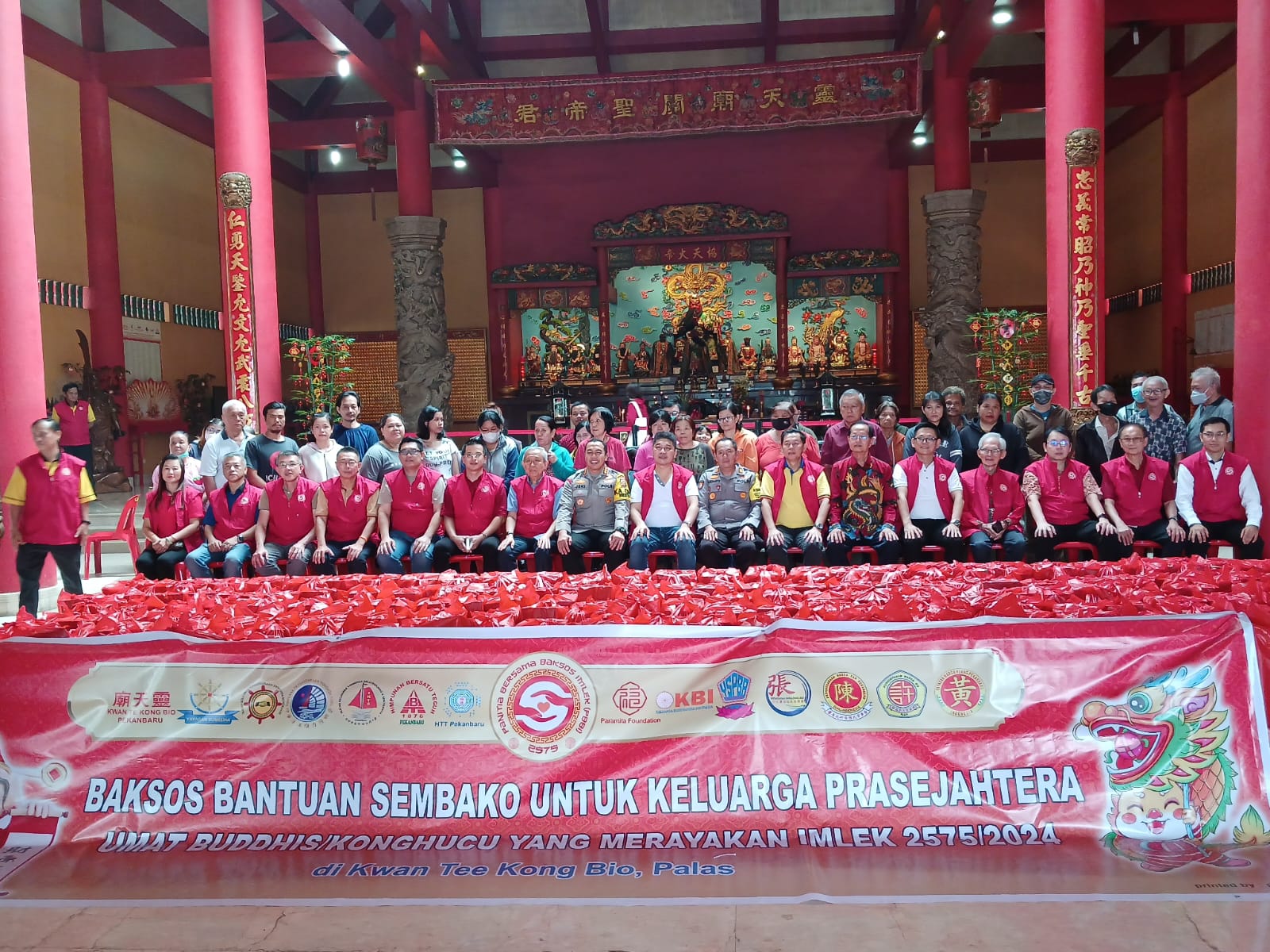 Baksos, Kapolresta Pekanbaru Ajak Warga Tionghoa Sukseskan Pemilu Damai 2024