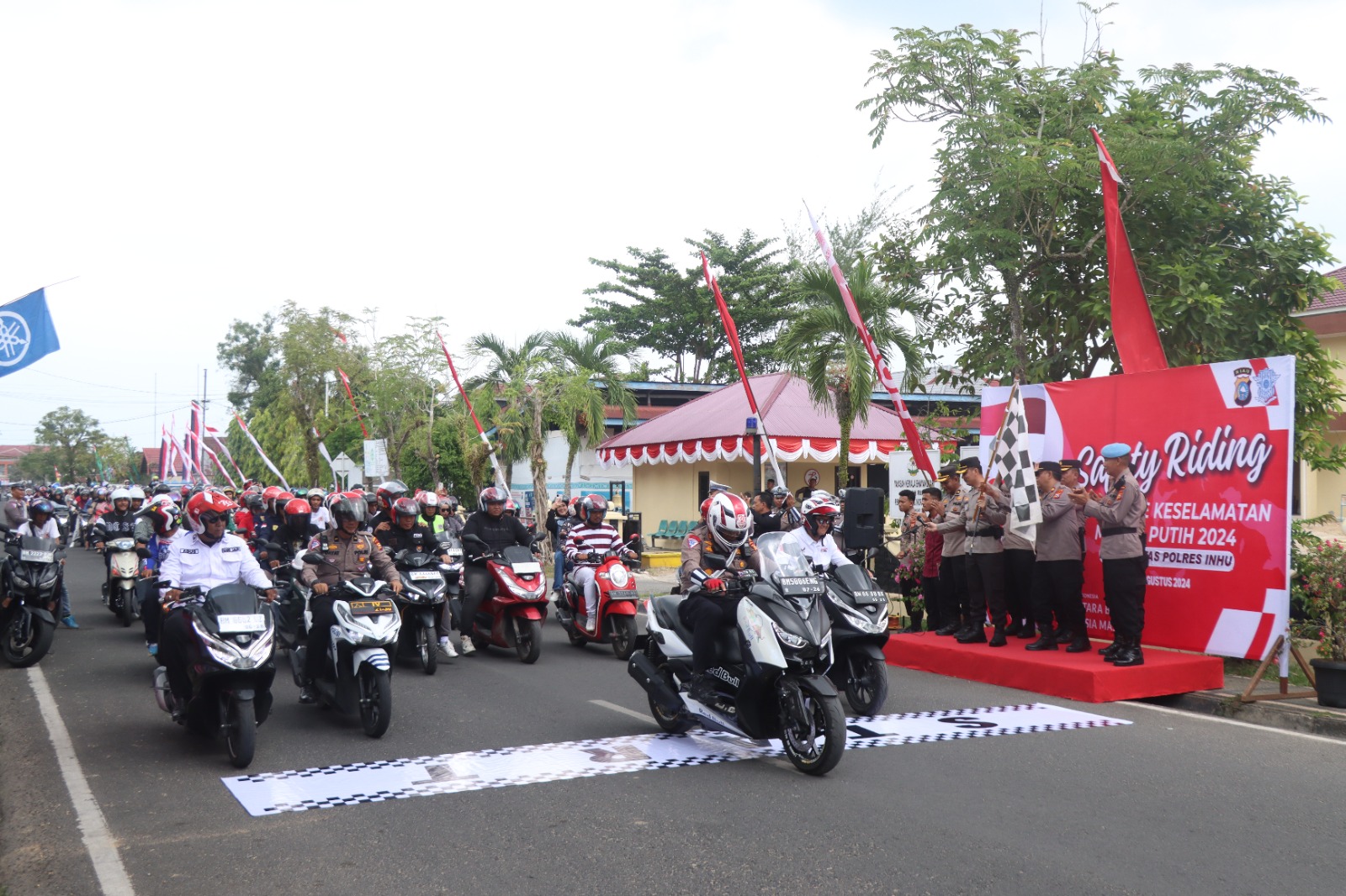 Tumpah Ruah Helm Merah Putih saat Pawai Safety Riding Polda Riau