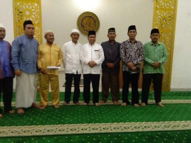 Safari Ramadan di Pekanbaru, Irwan Nasir Santuni Anak Yatim, Sekaligus Bantu Pembangunan Masjid