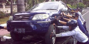 Parkir di Pinggir Jalan Teratai, Diderek dan Didenda Rp500 Ribu