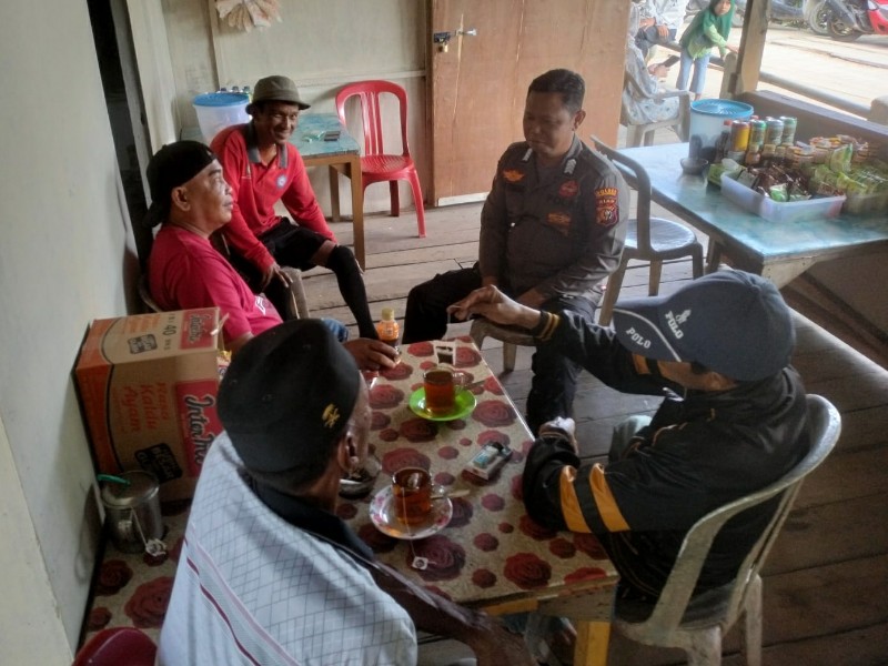 Bripka Eko Sampaikan Pesan Kamtibmas di Pasar Sungai Piring Jelang Pilkada 2024