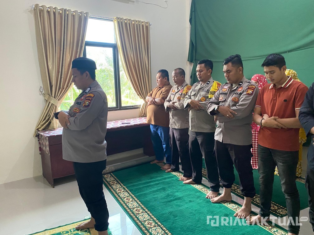 Polsek Tanah Putih Tanjung Melawan Lakukan Salat Gaib untuk 3 Personel Polri yang Gugur di Lampung