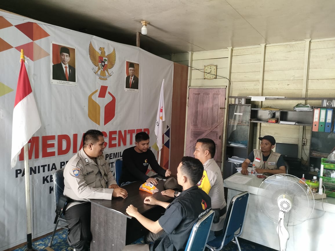 Kunjungi Panwascam, Polsek Rantau Kopar Perkuat Sinergitas Penanganan Tindak Pidana Pemilu