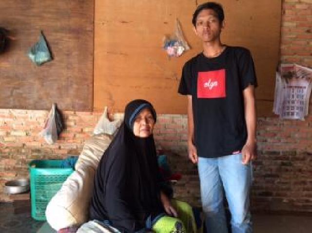 Tak Mampu Bayar Uang Baju & SPP Rp3 Juta, Ijazah Anak Yatim ini Ditahan Pihak Sekolah