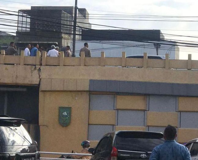 Sekdaprov SF Hariyanto Tinjau Fly Over Retak di Jalan Sudirman, Sementara Fly Over Ditutup