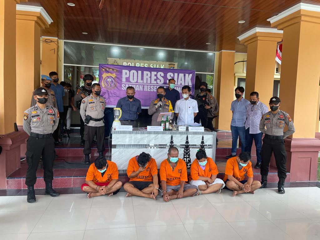 Gadis Berusia 15 Tahun di Riau Dipaksa Layani Tamu Kafe Sambil Kenakan Pakaian Seksi