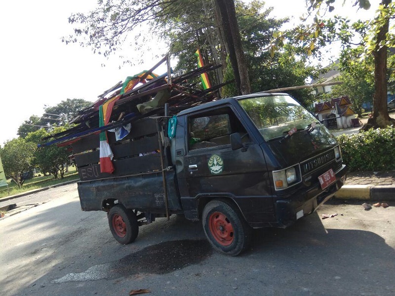 Pasca Bentrok Mahasiswa UR, Pengusaha Papan Bunga Rugi Rp.255 juta