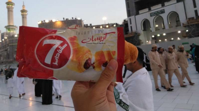 Nikmatnya Camilan dari Para Dermawan di Masjidil Haram