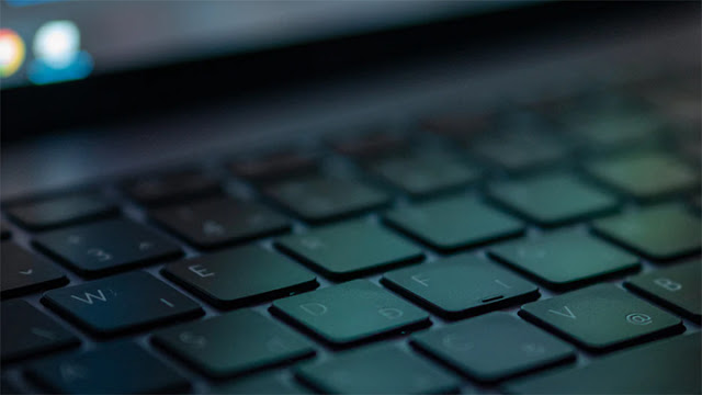 Begini Cara Bersihkan Keyboard Laptop Kamu yang Berdebu