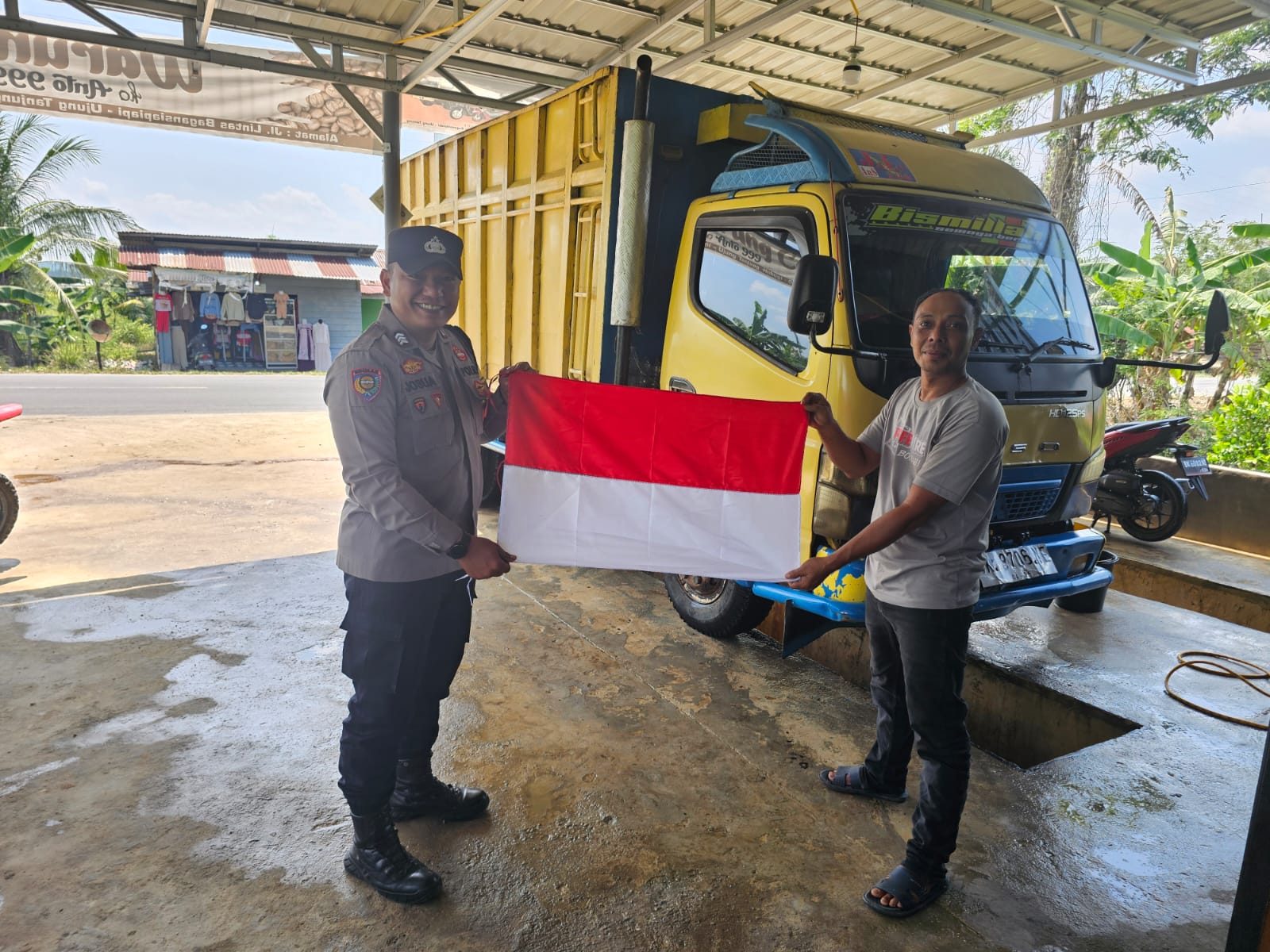 Polsek Rimba Melintang Gaungkan Semangat Kemerdekaan Lewat Pembagian Bendera di Rohil