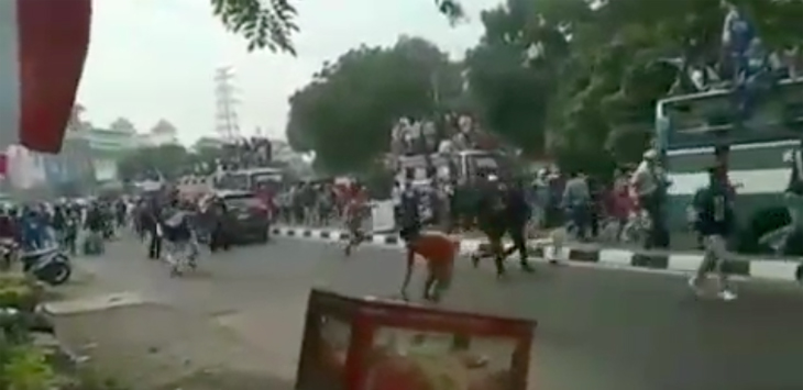Ngeri ! Video Ratusan Suporter Bola Jarah Dagangan Warga di Jakarta, 2 Tewas