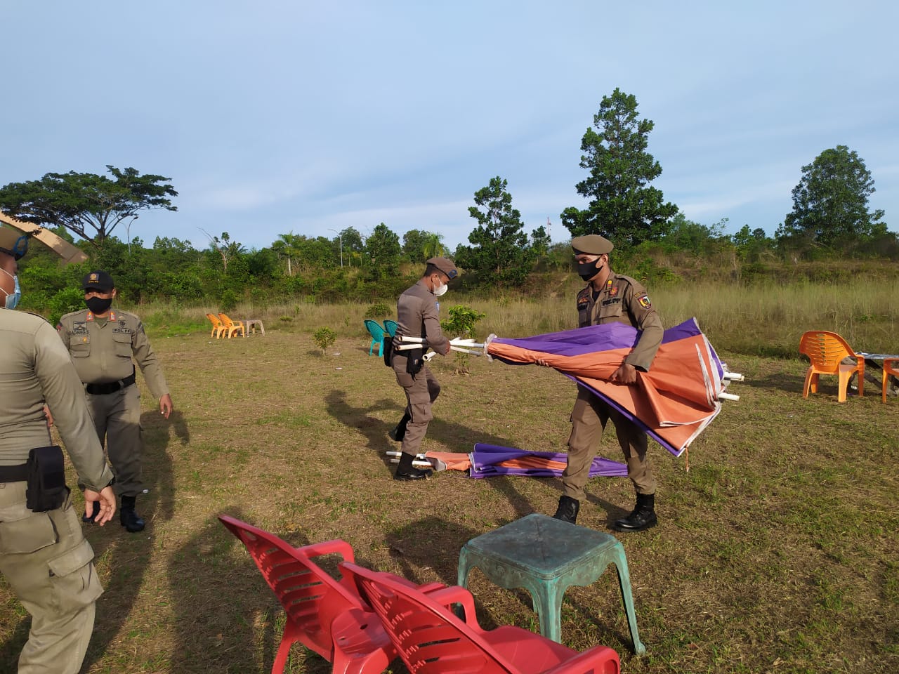 Bandel, Satpol PP Pekanbaru Sita Payung Ceper Milik Pedagang di Stadion Utama