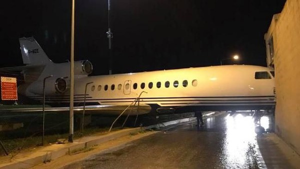 Tertiup Angin, Pesawat Ini 'Cium' Gedung