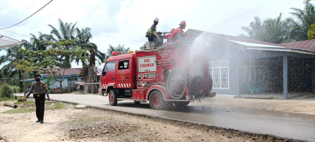 Babinsa Koramil 10/ Kunto Darussalam Turun Semprot Desinfektan di Kecamatan Bonai Darussalam
