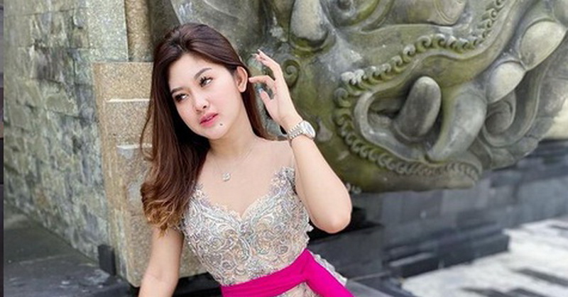 Pramugari dan Model Agung Dara Kenakan Kebaya, Bikin Pangling!