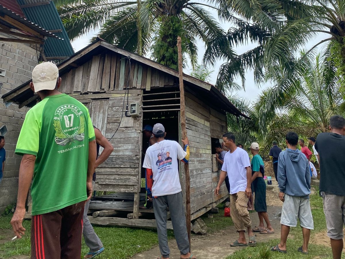 Unik! Warga Dusun Petai Kuansing Pindahkan Rumah dengan Cara Diangkat