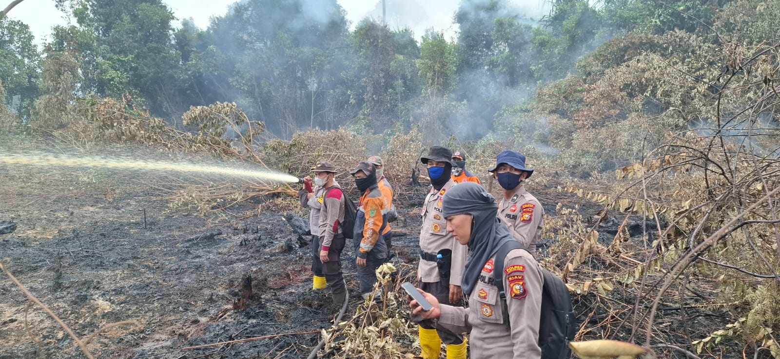 Tak Kenal Waktu, Polres Inhu Padamkan 10 Hektare Lahan Terbakar