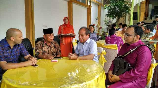 Masyarakat Antusias Hadiri Jamuan Makan Siang Dikediaman Harris