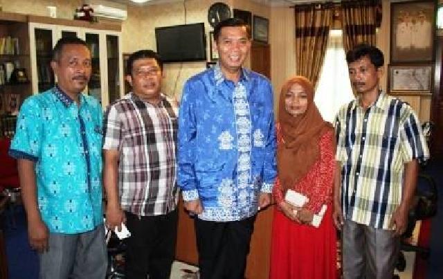 Diberangkatkan Umroh, IRT Penuh Haru Salami Walikota