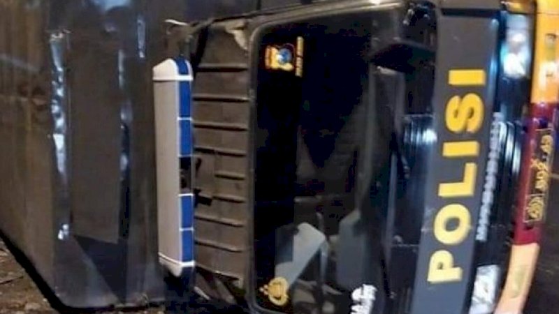 Waduh! Ditabrak Sopir Mabuk, Truk Polisi Terbalik Sepulang Kawal Pemakaman Jenazah Covid-19