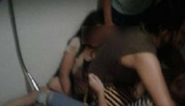 Ada darah, dan keran air masih menyala.