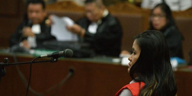 Dari kursi pengunjung, suami & kembaran Mirna simak sidang Jessica
