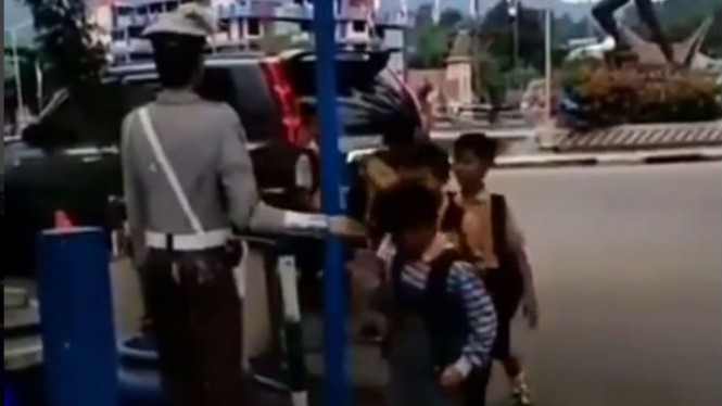 Aksi Bocah Hormat dan Cium Tangan Patung Polisi Ini Bikin Kagum