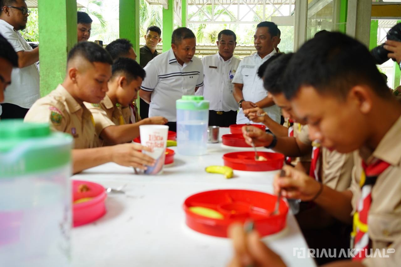 Gubri Abdul Wahid Tinjau Penyediaan MBG di SMA 5 dan SMA 15 Pekanbaru