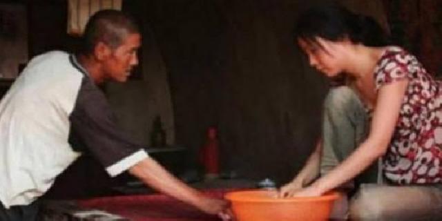 Kisah Seorang Pria Jual Istri pada Bos, 5 Tahun Kemudian Penyesalan Seumur Hidup Datang