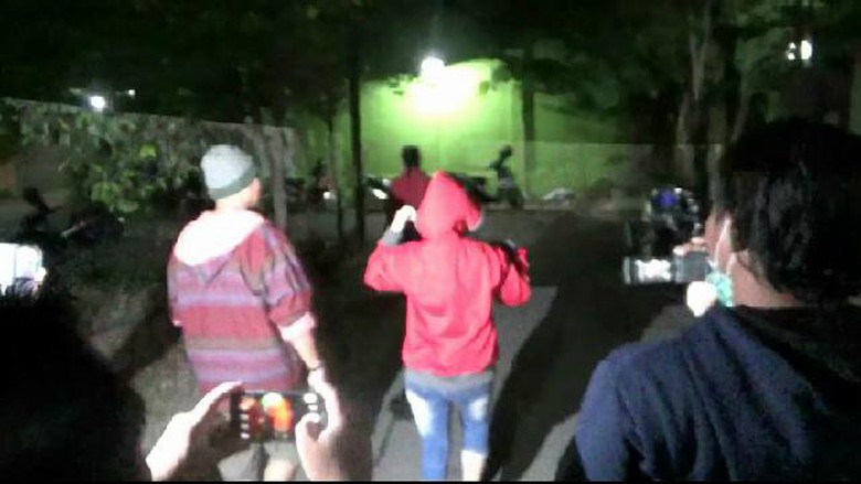 Waduh, Seranjang dengan Istri Orang, Oknum Polisi Digerebek Warga