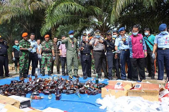 Enam Juta Batang Rokok dan 26 Ribu Botol Miras Dimusnahkan Bea Cukai Riau dan Sumbar