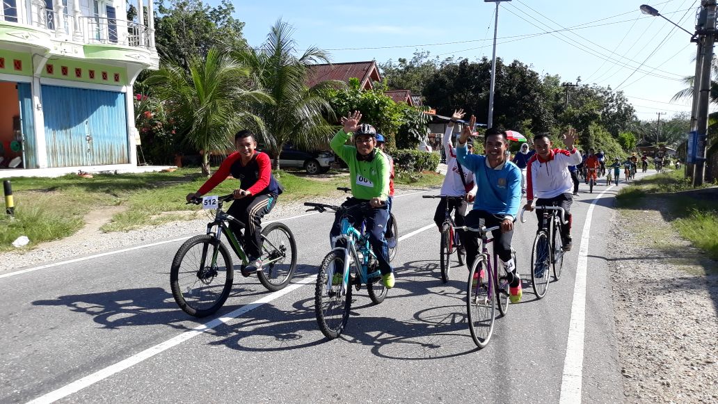 Sambut HUT Kuansing 18, Bupati H. Mursini, Ikuti Kegiatan Sepeda Santai di Guntor