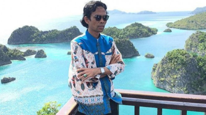 Gaya Nyentrik Ustaz Abdul Somad Santai di Raja Ampat