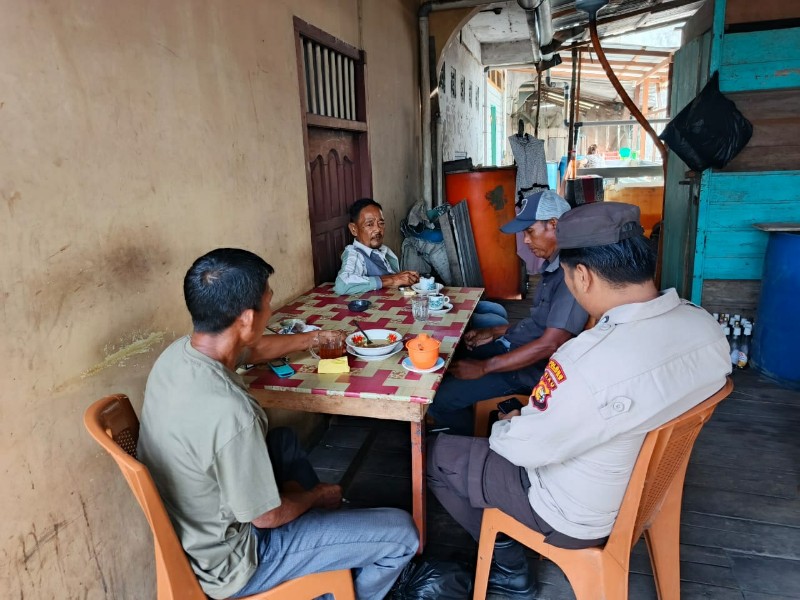 Bripka Teddy Azhari Sampaikan Pesan Pilkada Damai kepada Warga Jalan Merdeka, Kuala Enok
