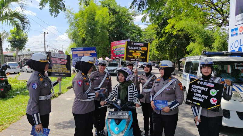 Tim Cooling System Ditlantas Polda Riau Ajak Pengendara Tertib Lalu Lintas di Bundaran Tugu Keris