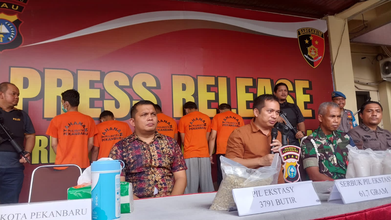 Siasat Licik Bandar Narkoba, Kirim 1 Kg Sabu dan Ekstasi Bersama Ayam Jago