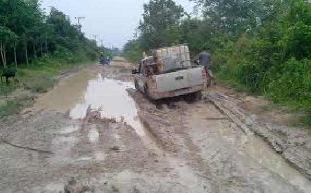 Jalan Desa Pasir Ringgit Rusak Parah