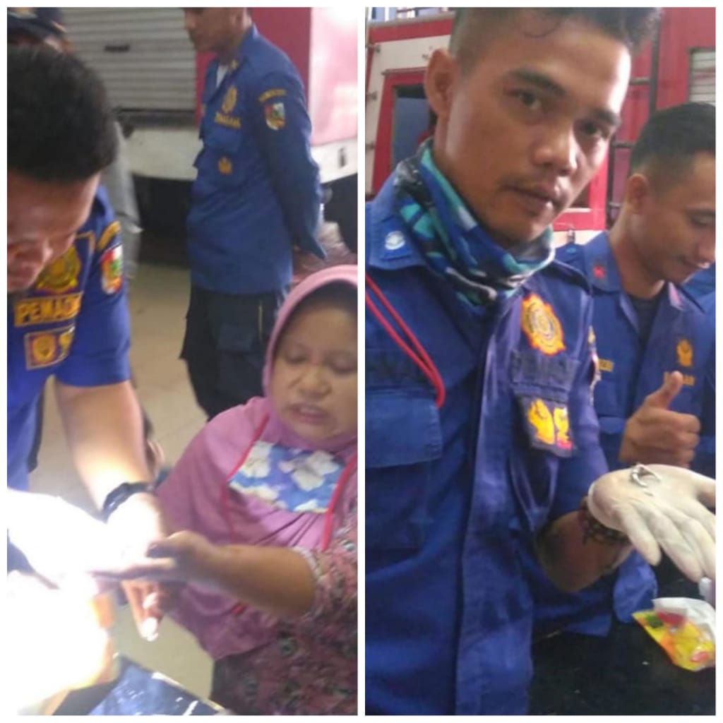 Usai Tutup Panci, Hari Ini Personil DPKP Copot Cincin Nyangkut di Jari seorang Ibu