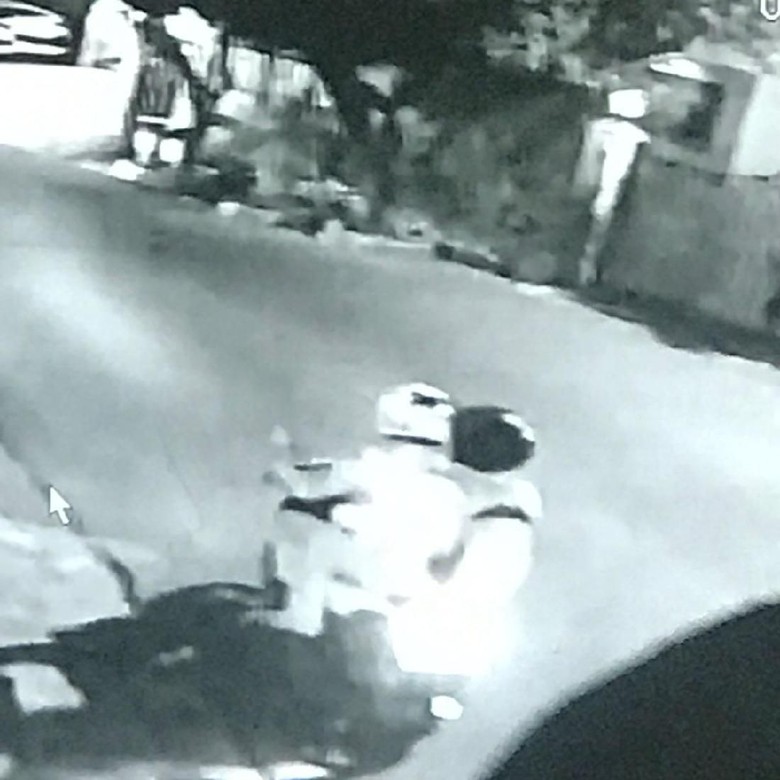Terekam CCTV, Ini Penampakan 2 Pelempar Molotov di Rumah Kapitra Ampera