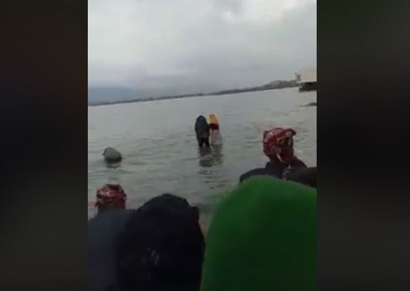 Terpergok Asyik Berduaan di Kamar, Pasangan Selingkuh Direndam di Laut