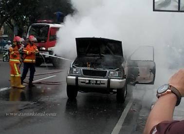 Sedang Jalan, Mobil Konsultan Terbakar di Depan Menara Bank Riau