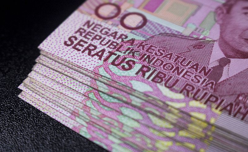 Rupiah Dibuka Melemah Tipis ke Rp13.757/USD